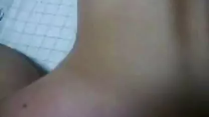 La MILF rubia porno hentai español latino Jolene se masturba mientras chupa la polla