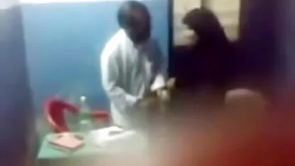 Puta adolescente traviesa videos sexo español latino atrapada mientras toca su coño mojado