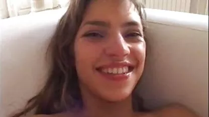 Mujer con bonitas tetas desnudas en videos porno con audio latino la cam