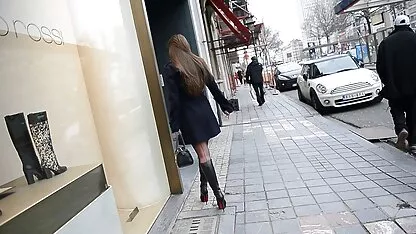 Rubia tetona con piercing en el clítoris tiene sus agujeros llenos en la sala de juegos chat xxx latino