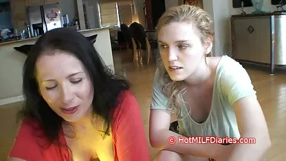 Girls Out porno español latino West - Nena lesbiana peluda atada y lamida