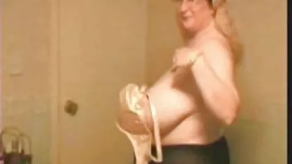 ANAL Y CORRIDA videos pornográficos latinos EN SU COÑO