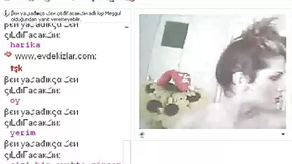 Adolescente de ojos porno en español latino gratis azules recibe facial
